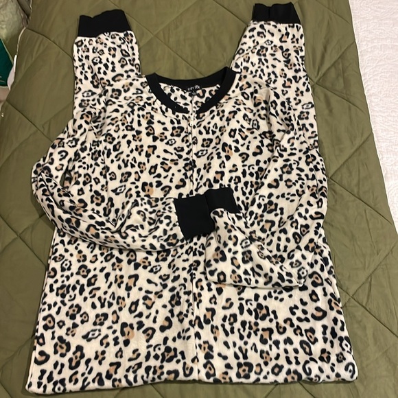Cozy Zoe leopard onsie size large - Picture 1 of 9